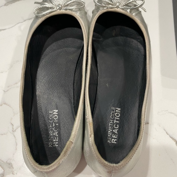 Kenneth Cole Reaction Silver Ballet Flats Size 7 - Picture 5 of 11